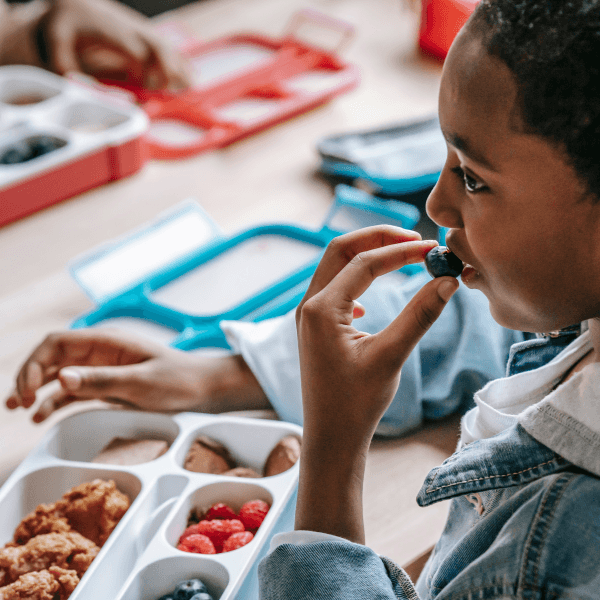 Criança comendo lanche saudável